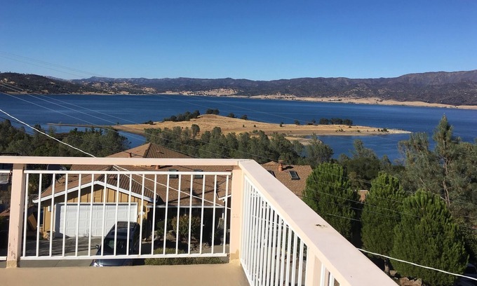 Napa House | Spacious Home Overlooking Lake Berryessa