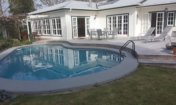 Pongakawa House | Spacious home, swimming pool, tennis, Old Forest School Wedding Venue accom.