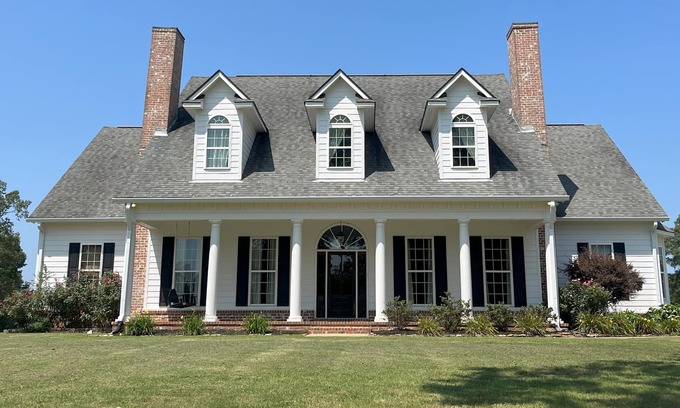 Independence House | Spacious home situated on large family farm - equal distance to Memphis & Oxford