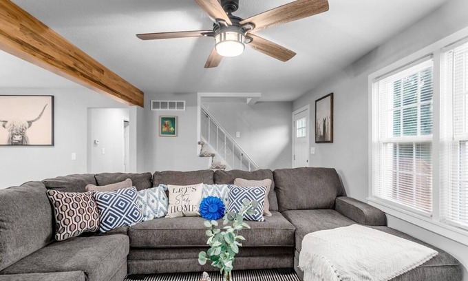 Overland Park House | Spacious Home w/5BR|Heart of OP|Great Location