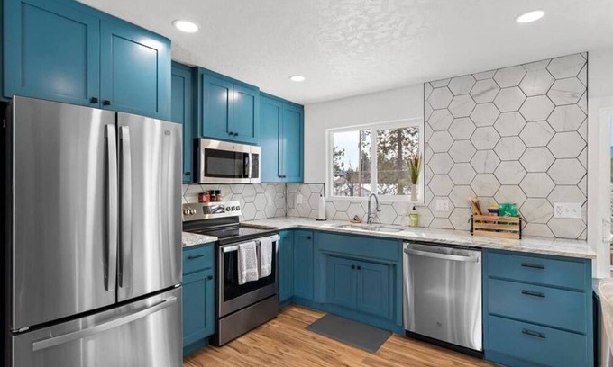 Post Falls House | Spacious Home w/King Bed, BBQ, 2 Living Rooms, Fire Pit!