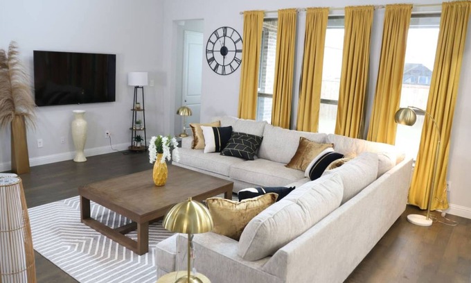 Rockwall House | Spacious Home w Putting Green -for Extended Stays