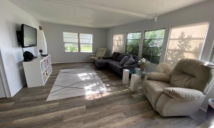 Hobe Sound House | Spacious Home. Walking distance to the supermarket! 10 minutes from the beach!