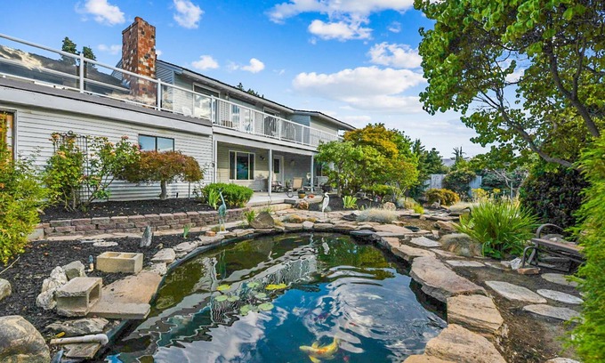 Monitor House | Spacious Home with Gorgeous Views (pet friendly) Wenatchee Valley