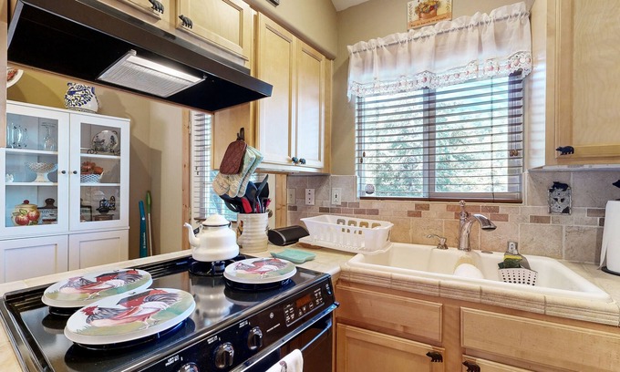 Arrowhead Villas House | Spacious home with lake views , WiFi, full kitchen, and private deck