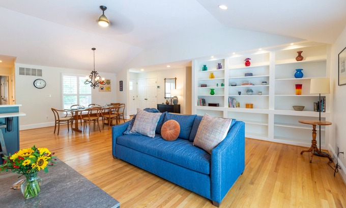 Annapolis House | Spacious home with an outdoor pool, screened porch, washer/dryer & central AC