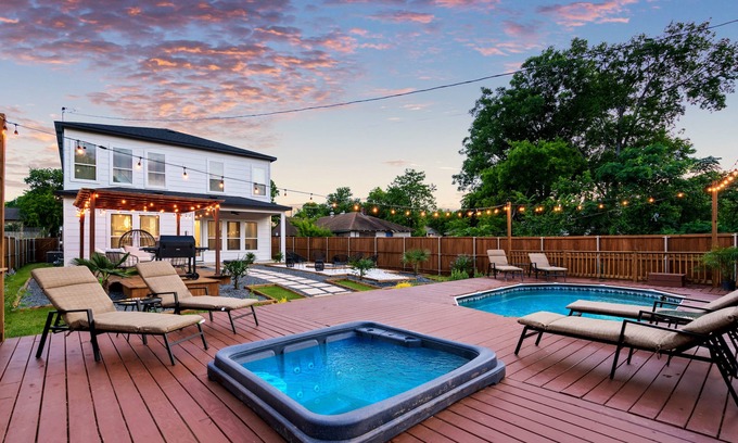 Cedar Crest House | Spacious Home with Big Backyard, Jacuzzi, and Pool Bishops Art District & Dallas