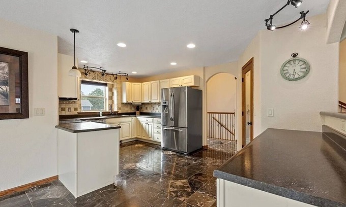 Blackhawk House | Spacious Home with Hot tub and Fire Pit Table-5 minutes from Rapid City