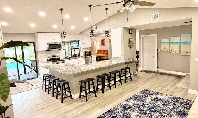 Seminole House | SPACIOUS home with private POOL 5 mins to beach! Close to everything!