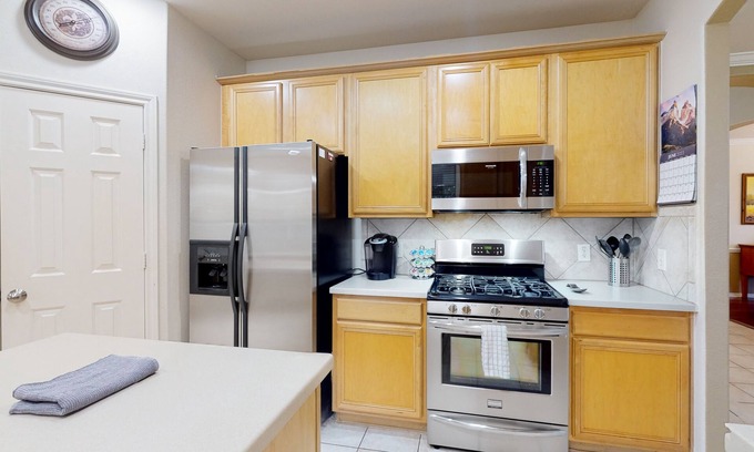 League City House | Spacious home with kayaks, fenced yard, great location, central AC & W/D