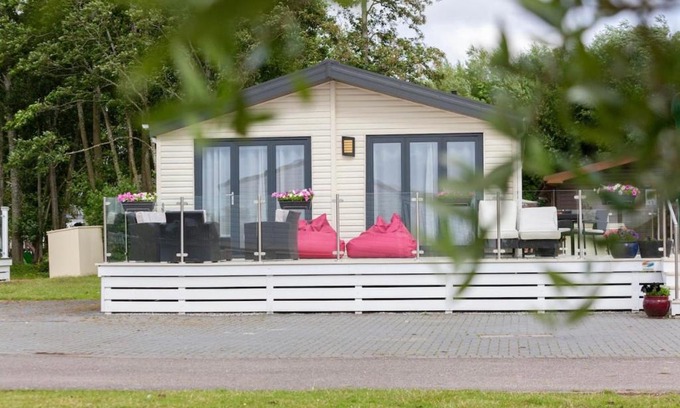 Chichester House | Spacious Homely Lakeside Lodge close to the Beaches