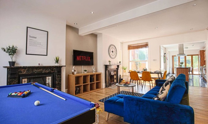 Northampton House | Spacious House Central Location Pool Table Smart TV Free Parking