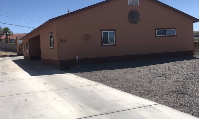 Bullhead City House | Spacious House close to Laughlin, Lake and River - lots of parking.