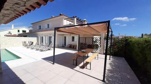 Sao Simao House | Spacious house in Aldeia dos Pinheiros with pool