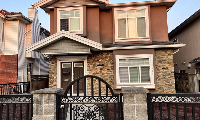 Sunset House | Spacious House located in Main St