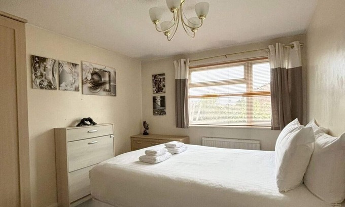 Cambridge House | Spacious House nr Cambridge with Parking & Garden