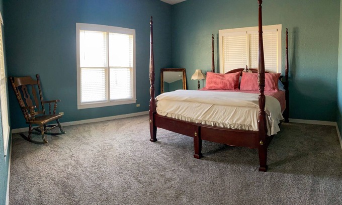 McGregor House | Spacious House & Private Yard in a Quiet and Quaint Neighborhood