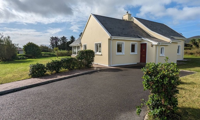 Ballinskelligs House | Spacious house right by the sandy, blue flag Ballinskelligs beach, pub, & cafe.