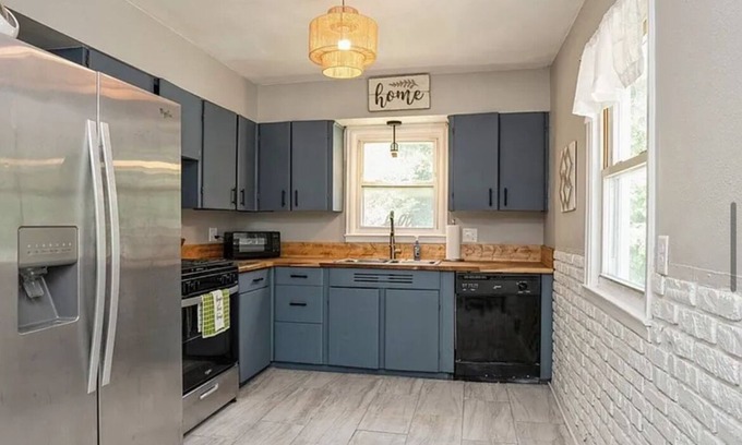 Des Moines House | Spacious house sleeps 12 in Des Moines, pet & family friendly