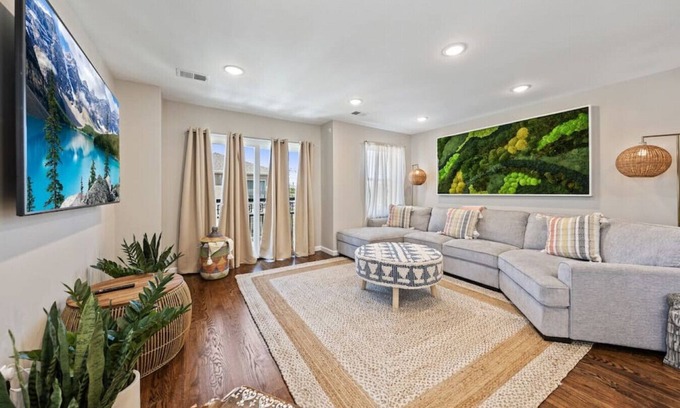 Elizabeth House | (Spacious House – Sleeps up to 8+ guests | Near Airport & City)