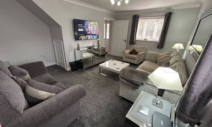 Crewe House | Spacious House To Accommodate 6