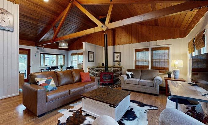 Iron Mountain House | Spacious house with free wifi, private W/D + near downtown