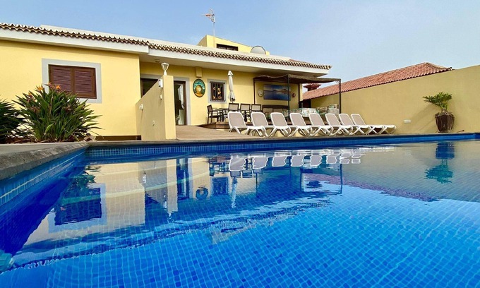 Las Rosas House | Spacious house with exclusive swimming pool and solarium.