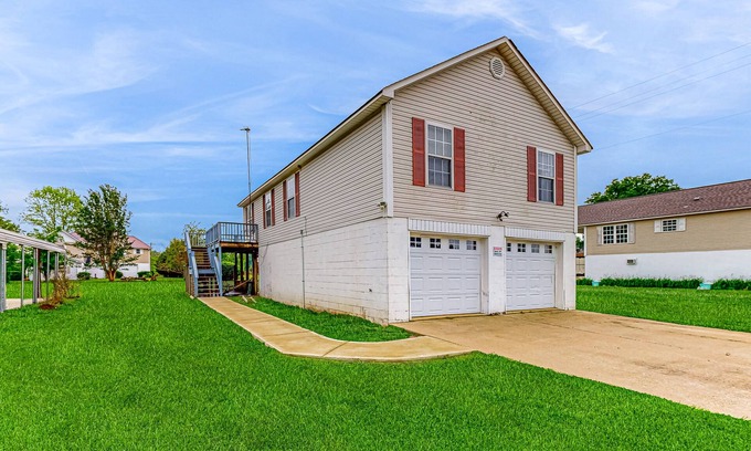 Counce House | Spacious house with free wifi, private W/D - dog friendly