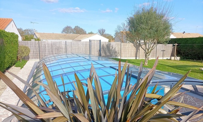 Givrand House | Spacious house with indoor pool near the beach