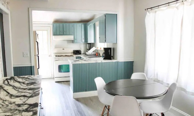 Oswego House | Spacious House with PARKING & Ideal for Long Stays