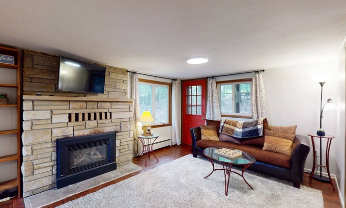 Swanton Cottage | Spacious House with private hot tub, fire pit and free WIFI