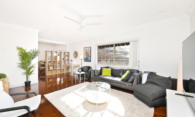 Hurstville House | Spacious House with Queen Beds Home Cinema