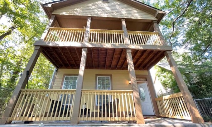 Pittsburgh House | SPACIOUS, IN TOWN 3 BEDROOM HOME