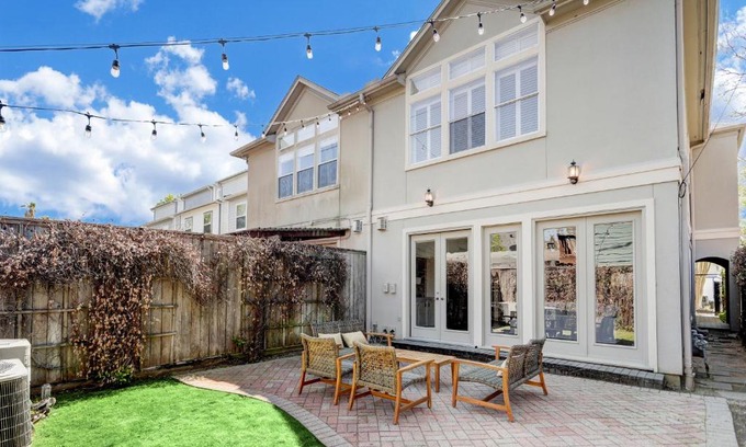 South Central Houston House | Spacious & Intimate Townhome near TMC/NRG Stadium/Rice Village
