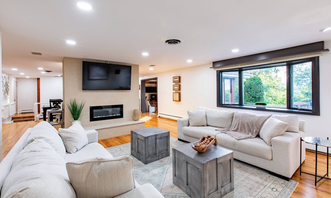 Applewood Villages House | Spacious ~ King Beds ~ Pool ~ Spa~ Mountain View’s