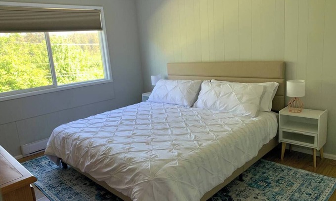 Coal Harbour Apartment | Spacious King & Queen 2BR Condo, Minutes From The Inlet. Fully Equipped Kitchen.