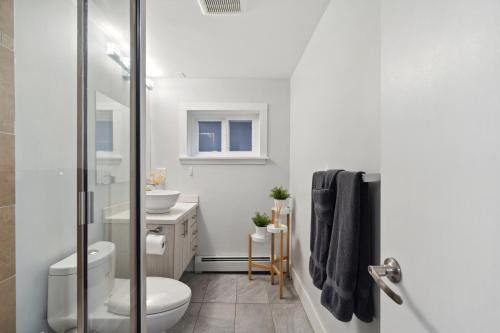 Kitsilano Apartment | Spacious Kitsilano 2BR Suite with Street Parking for 6 Guests