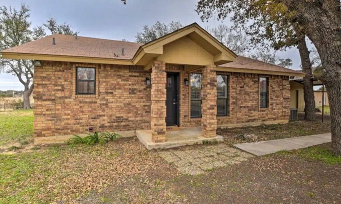 Lake Brownwood House | Spacious Lake Front House with Hot Tub and Grill