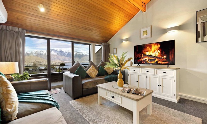 Fernhill House | SPACIOUS LAKE VIEW ALPINE TOWNHOUSE WALK TO TOWN