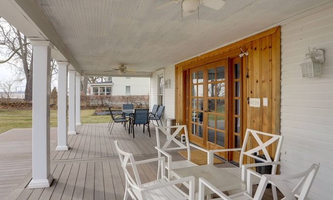 Woodland Beach House | Spacious Lakefront House w/Backyard Fire Pit