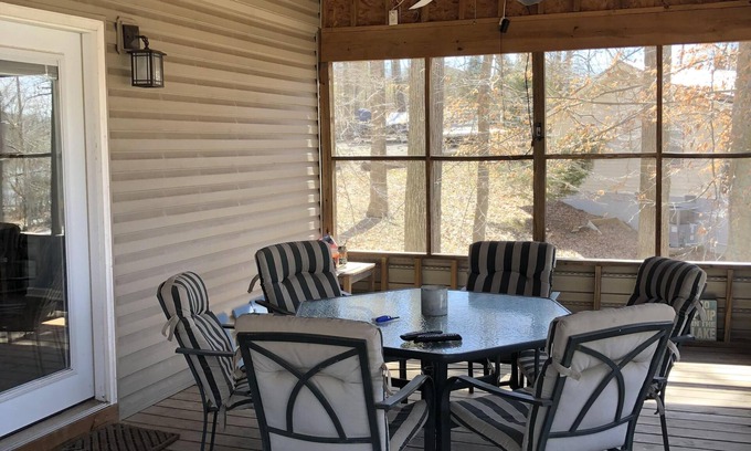Se Ree House | SPACIOUS LAKEHOUSE FOR YOU AND YOUR FAMILY TO ENJOY AT ROUGH RIVER RESORT