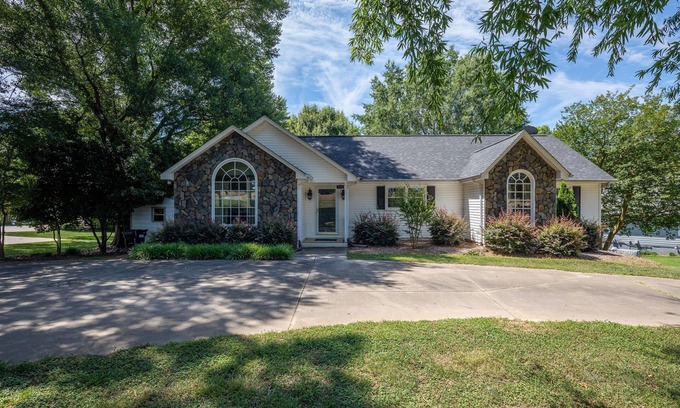 Norwood House | Spacious Lakehouse, Huge Flat Yard, Premium Linens Included!