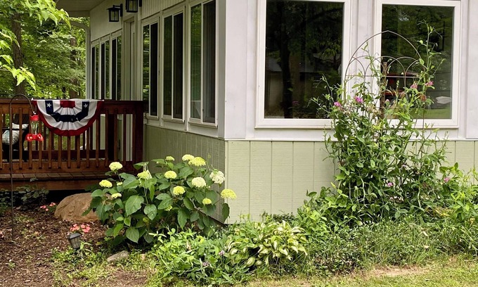 Saint Mary Of The Woods Cottage | Spacious Lakeside cabin on rural Illinois farm-20 minutes from Terre Haute