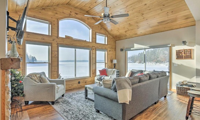 Harshaw House | Spacious Lakeside Family Home on Big Bearskin Lake