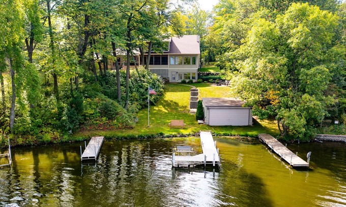 Amery House | Spacious lakeside retreat