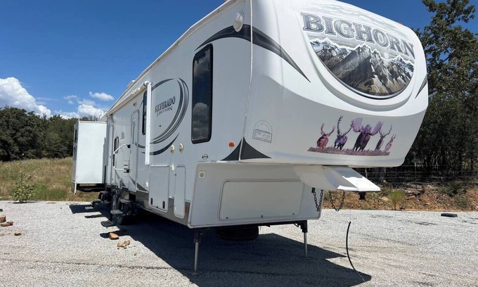 Bridgeport House | Spacious Lakeside Travel Trailer: Ultimate Comfort Awaits