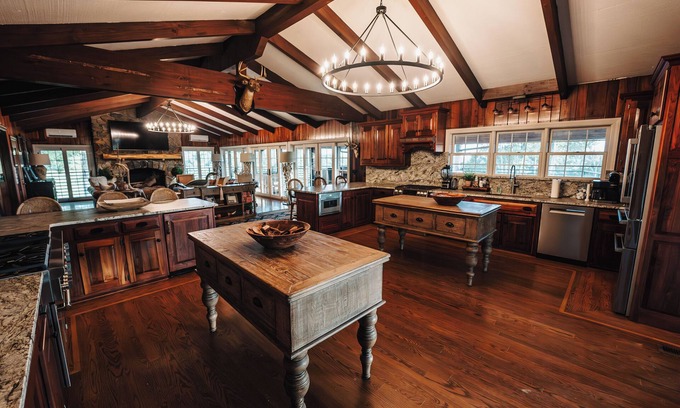 Albany Cabin | Spacious lakeview lodge on Lake Cumberland with WiFi, AC
