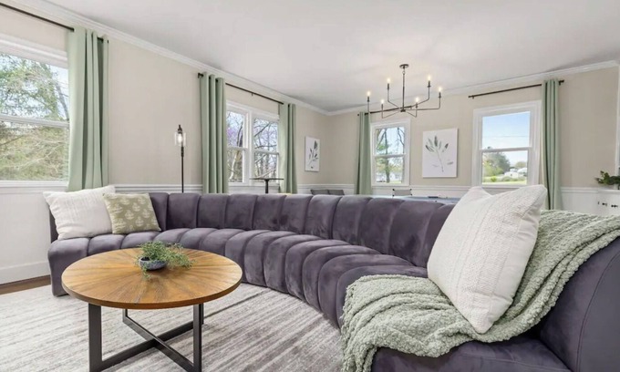Altavista House | Spacious Large Group Getaway w/Hot Tub + Games!