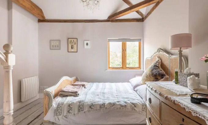 Cookham Apartment | Spacious, light apartment sleeps up to four