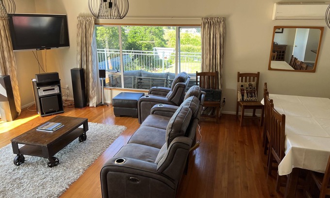 Kekerengu Cabin | Spacious Lodge ,Seaviews,2 minutes from beach.
